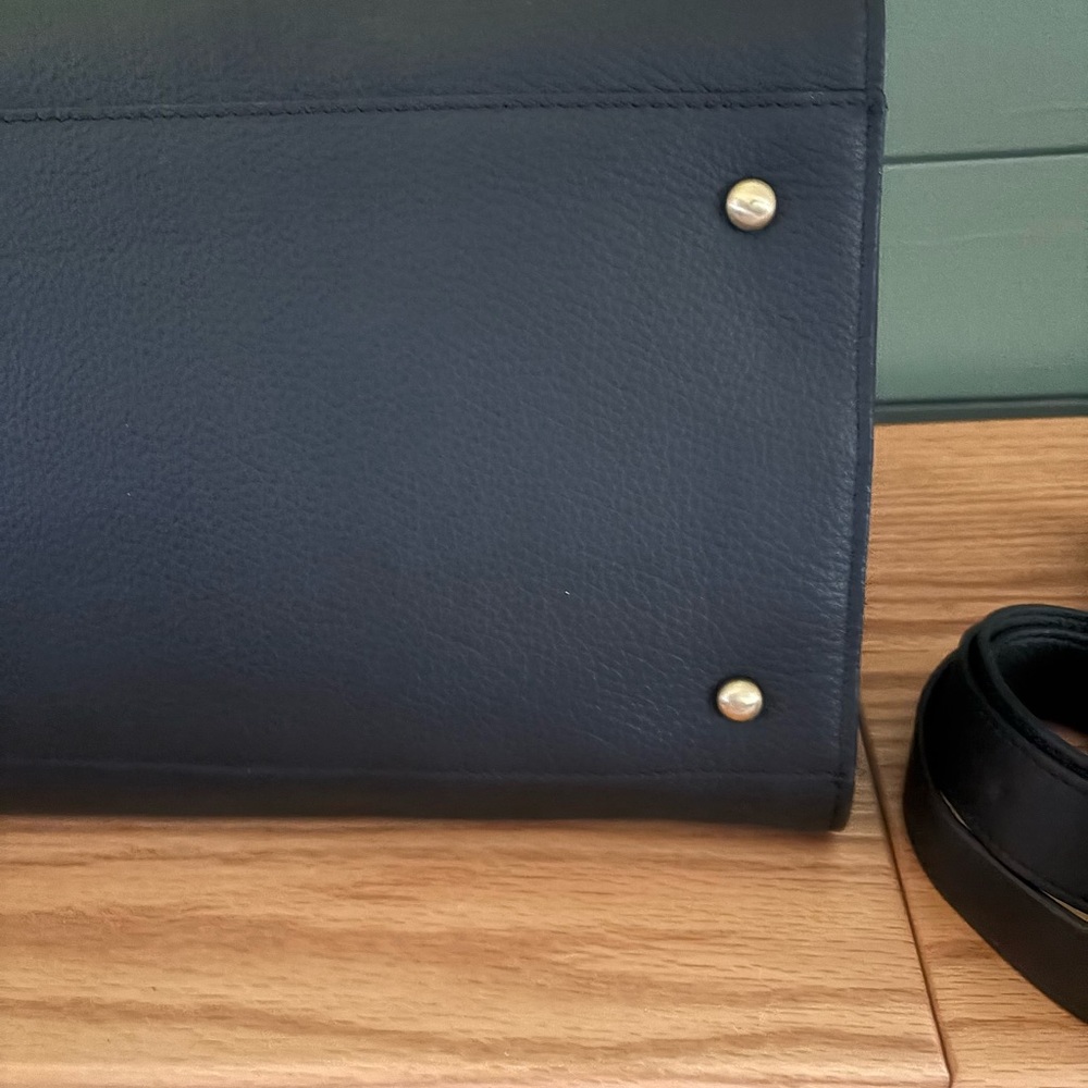 Elegant Black Tote Bag - Picture 9 of 10